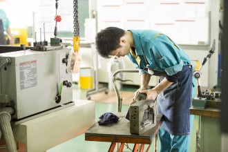 じっくりと仕事に取り組む社員